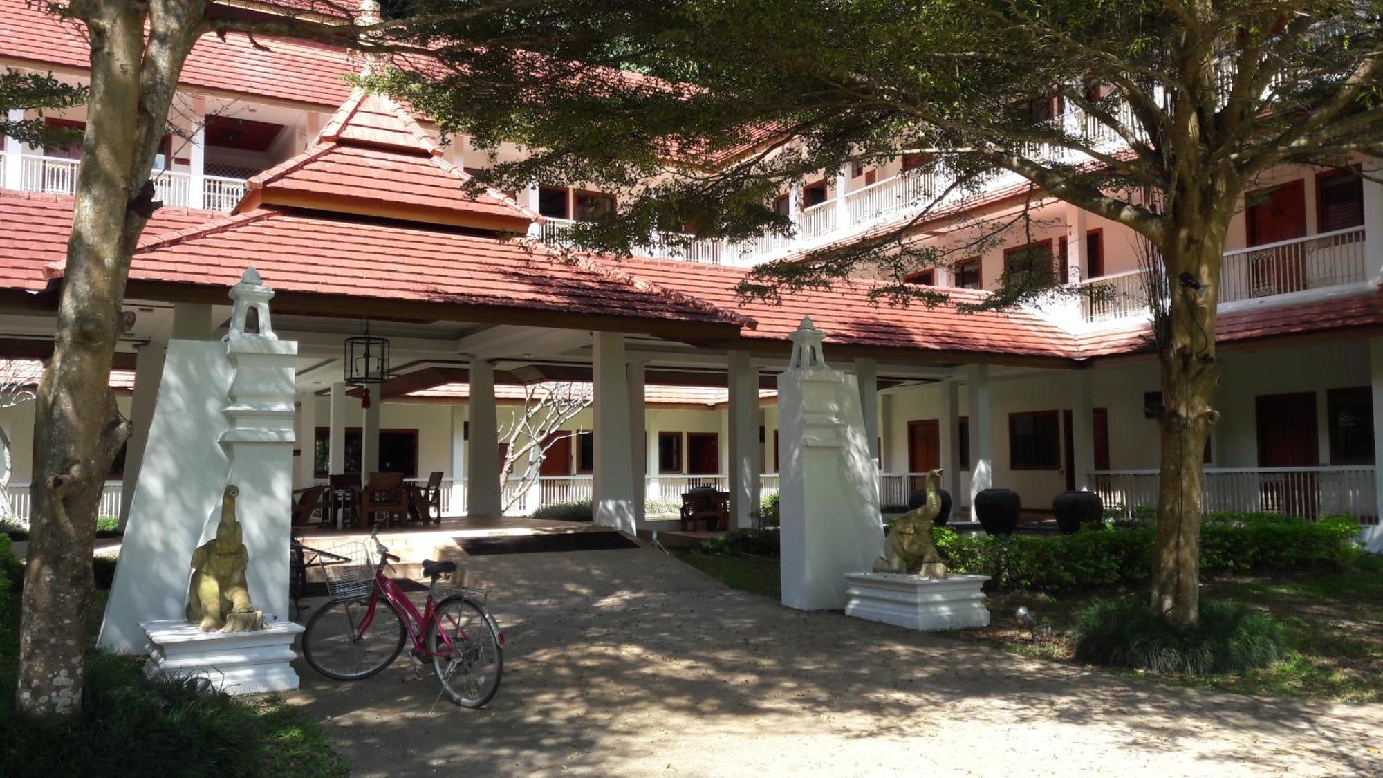 Suan Bua Hotel & Resort Ban Pong  Екстериор снимка