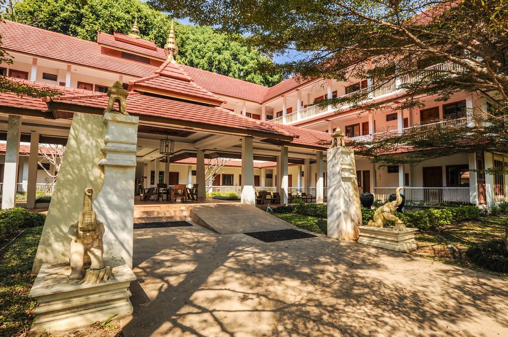 Suan Bua Hotel & Resort Ban Pong  Екстериор снимка