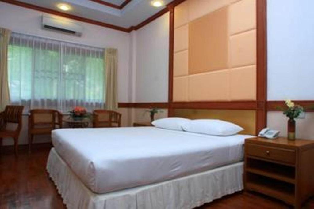 Suan Bua Hotel & Resort Ban Pong  Стая снимка